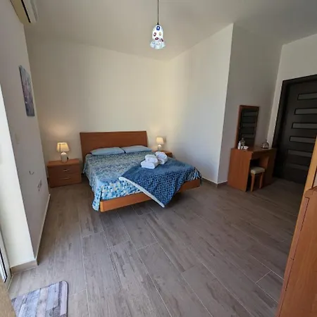 Your Sunny Escape, Two Bedroom דירה Qala