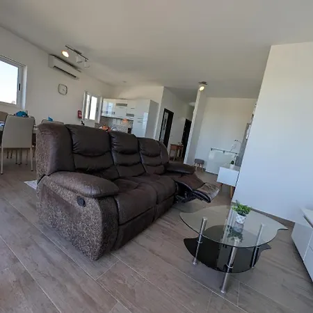 Lägenhet Your Sunny Escape, Two Bedroom Qala