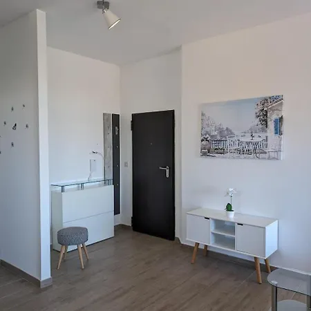 Your Sunny Escape, Two Bedroom דירה Qala