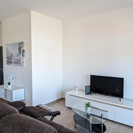 Your Sunny Escape, Two Bedroom Apartament *
