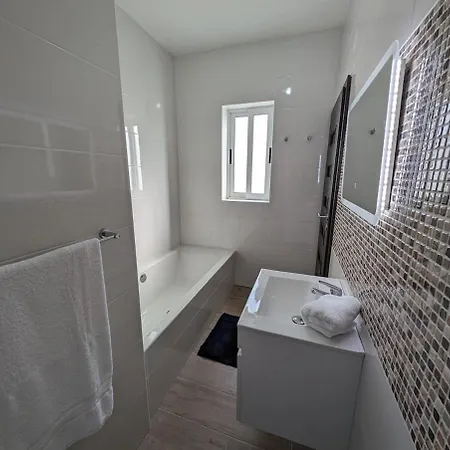 Your Sunny Escape, Two Bedroom דירה