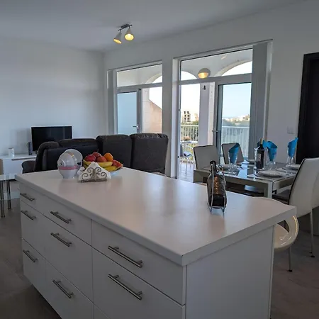 Lägenhet Your Sunny Escape, Two Bedroom Qala