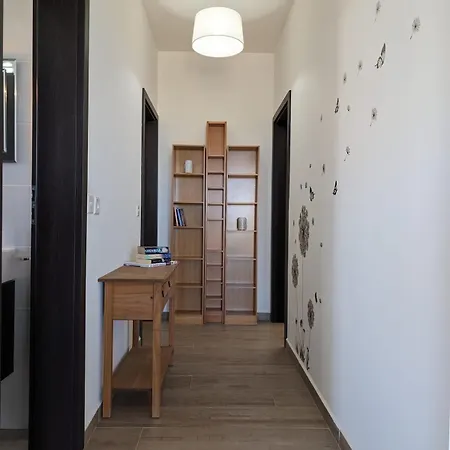 דירה Your Sunny Escape, Two Bedroom *