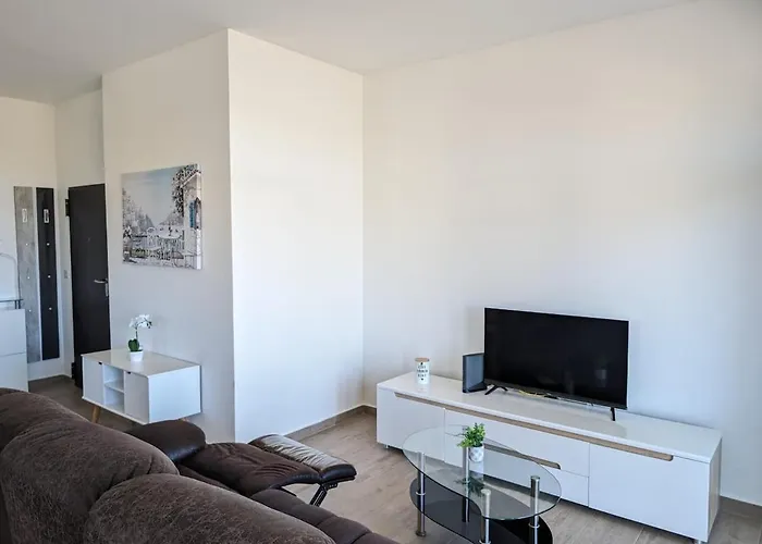 Your Sunny Escape, Two Bedroom Lejlighed *