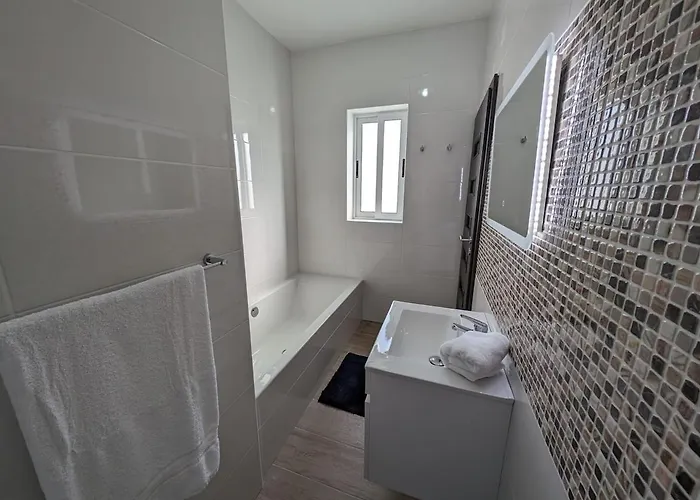 Your Sunny Escape, Two Bedroom Lejlighed